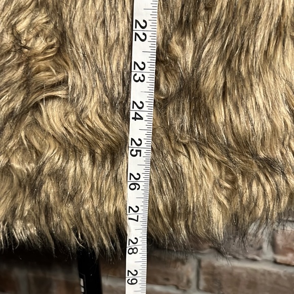 Runway Faux fur vest - Picture 8 of 10